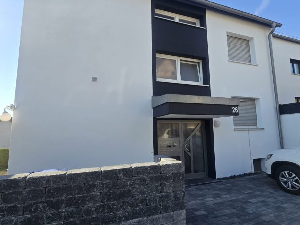 Fassade – Eingangsbereich Neue Fassadengestaltung und lackiertes Dachgesims in Oberjettingen.