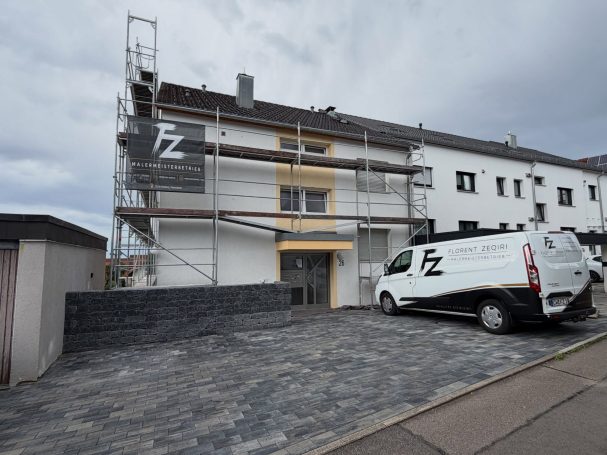 Fassadenprojekt – Arbeitsschritte Einblick in die Fassadenarbeiten mit Gerüst und Firmenfahrzeug.